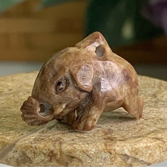 Antique Red Chinese Soapstone Mini Hand Carved Elephant Pendant Figurine 3/4" 3g - Picture 4 of 16